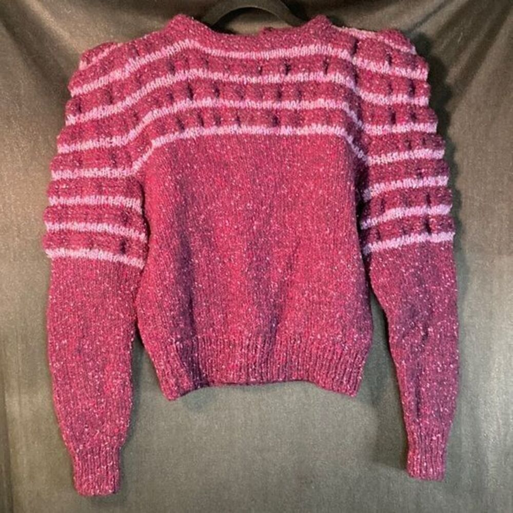 Vintage 80’s hand knitted sweater with contrasting stitching. Puffy‎ sleeves.